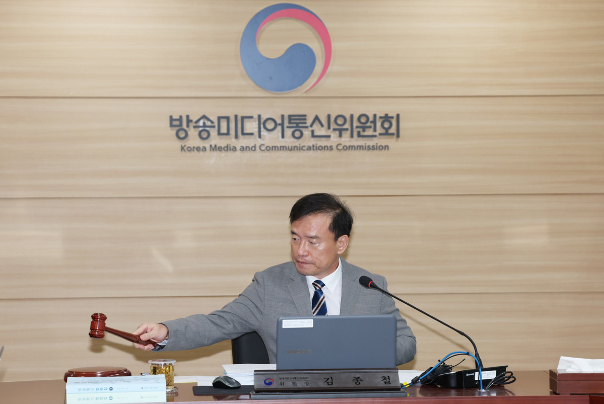 ▲김종철 방송미디어통신위원장이 9일 정부과천청사에서 '2026년 제34차 전체회의'를 열고있다. (사진 제공=방송미디어통신위원회)