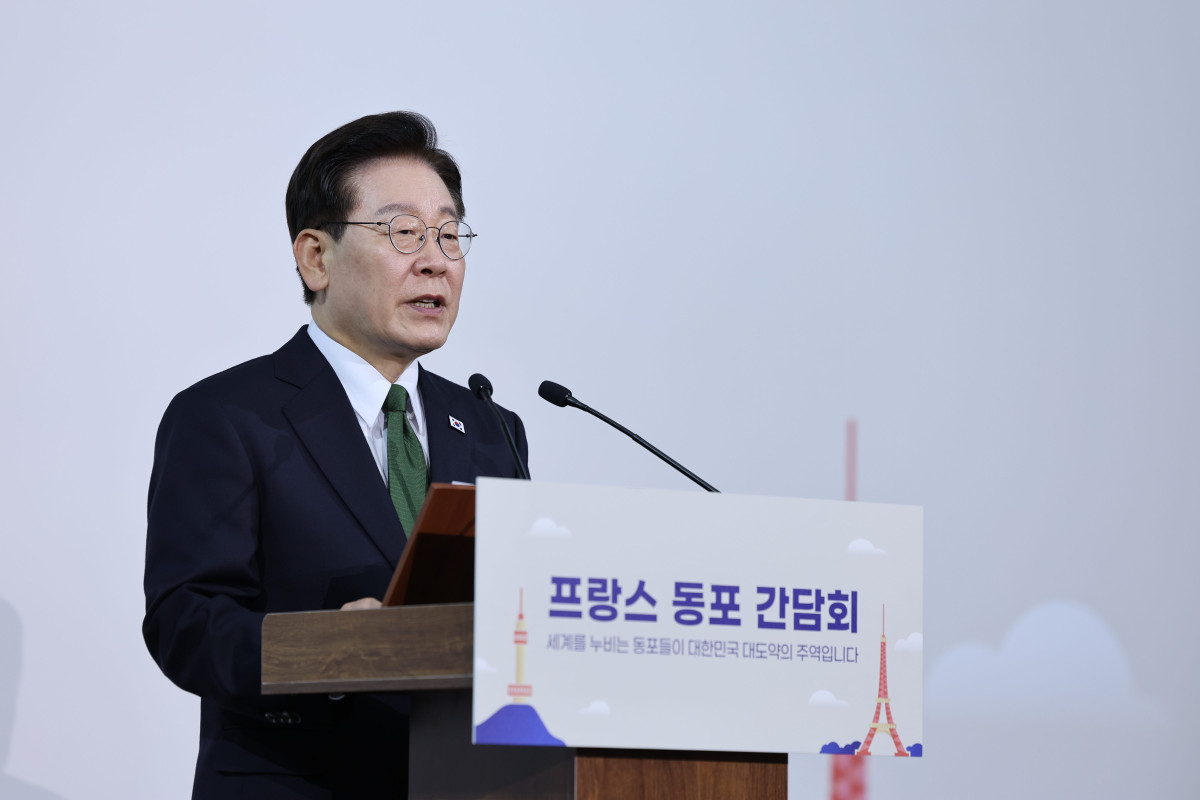 ▲이재명 대통령이 9일(현지시간) 프랑스 파리 한 호텔에서 열린 동포 오찬간담회에서 격려사를 하고 있다. (연합뉴스)