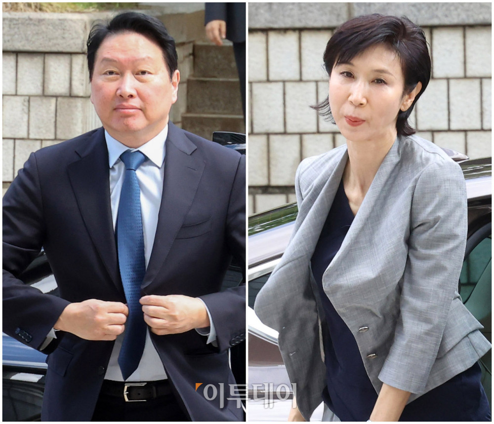 ▲최태원(왼쪽) SK그룹 회장과 노소영 아트센터 나비 관장이 6월 26일 서초구 서울고등법원에서 열린 재산분할 파기환송심 2차 변론기일에 출석하고 있다. 사진공동취재단 (이투데이DB)