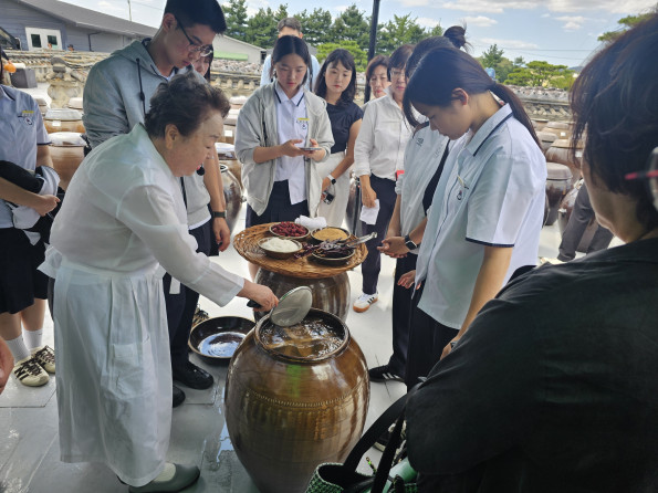 ▲9일 경기도 안성시 일죽면 서일농원에서 서분례 명인이 한국조리과학고 학생들에게 전통 장 담그는 방법에 대해 설명하고 있다. (농림축산식품부 공동취재단)