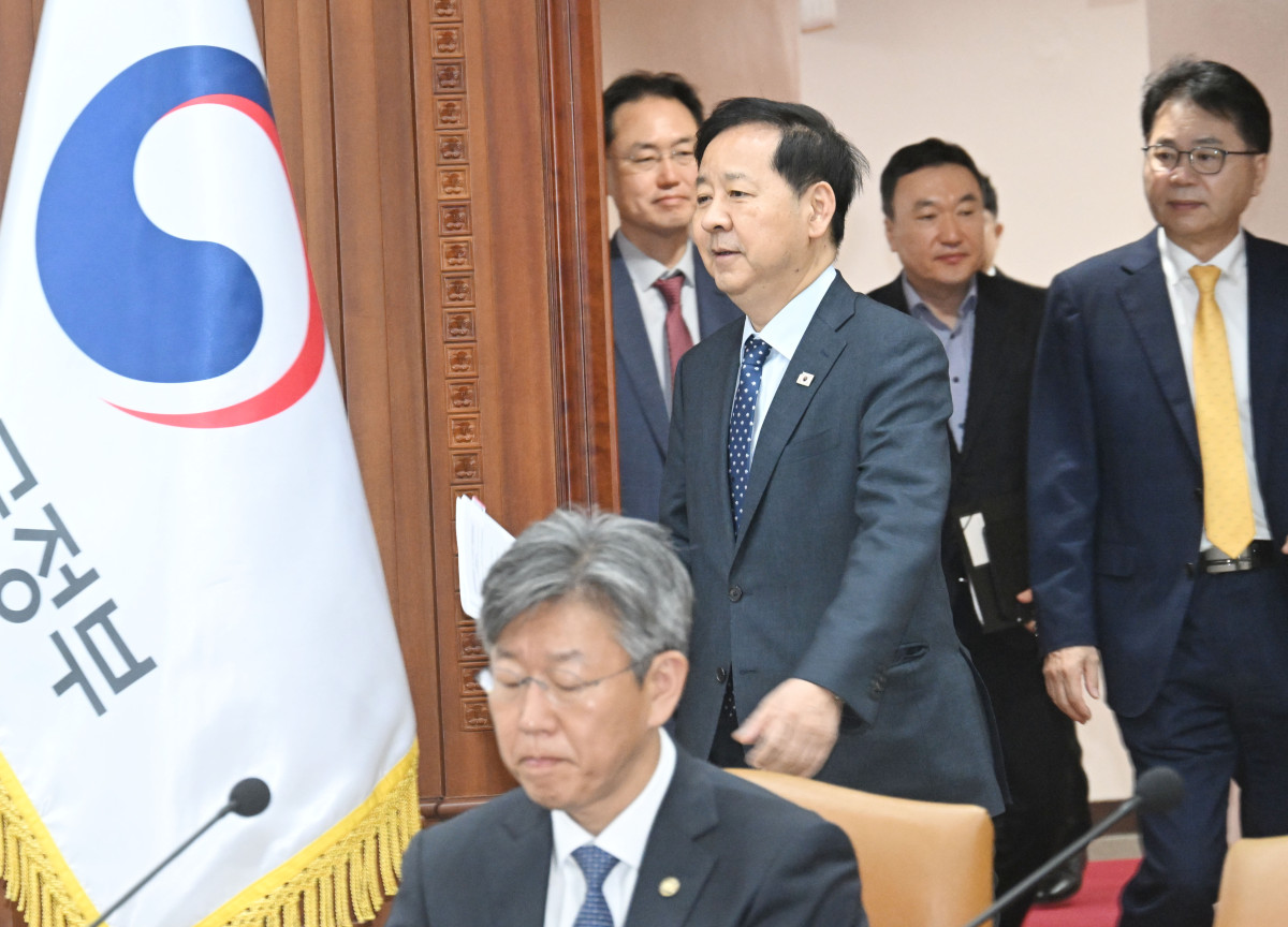 ▲구윤철 경제부총리 겸 재정경제부 장관이 10일  정부서울청사에서 열리는 경제관계장관회의 겸 구조혁신 관계장관회의에 참석하고 있다. (사진제공=재정경제부)
