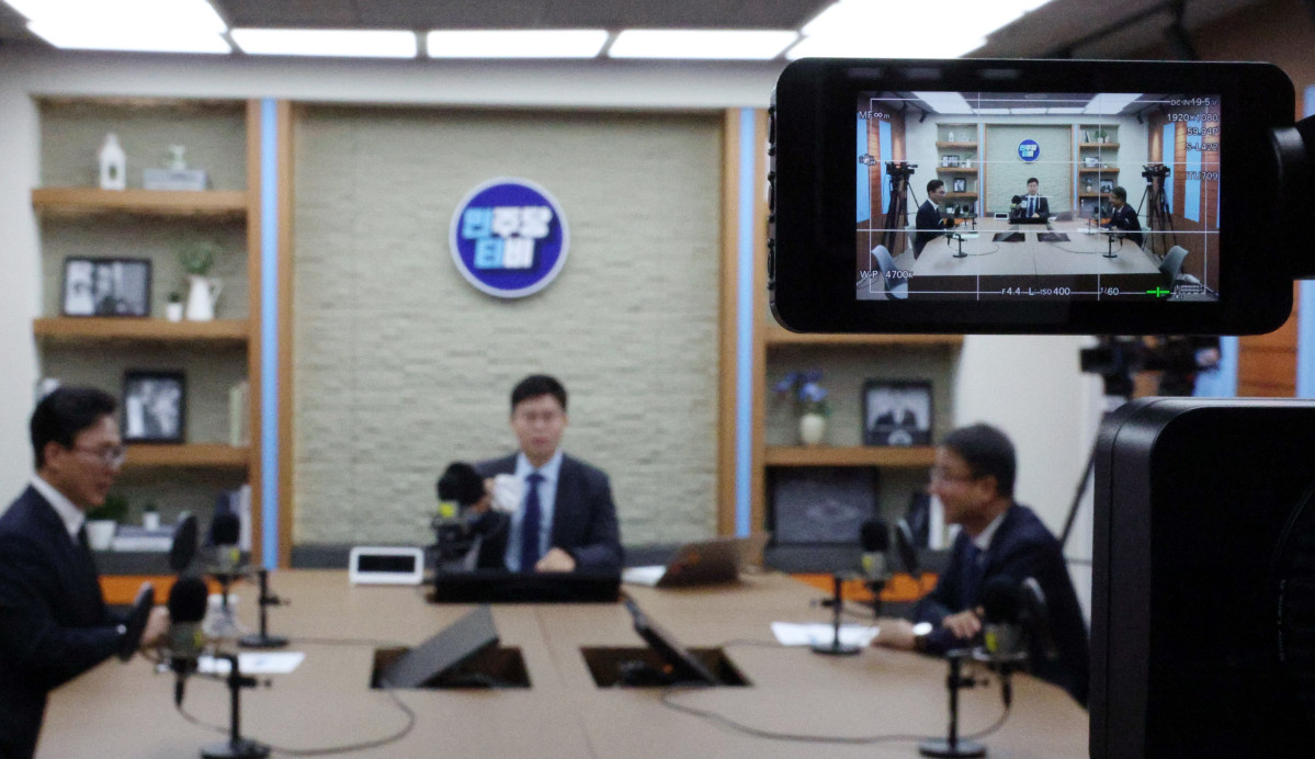 ▲더불어민주당 김민석 대표와 한병도 원내대표가 10일 서울 여의도 민주당 중앙당사 스튜디오에서 당 공식 유튜브 '민주당TV' 프로그램 '민티07'을 준비하며 대화하고 있다. 2026.9.10 [공동취재] (사진=연합뉴스)