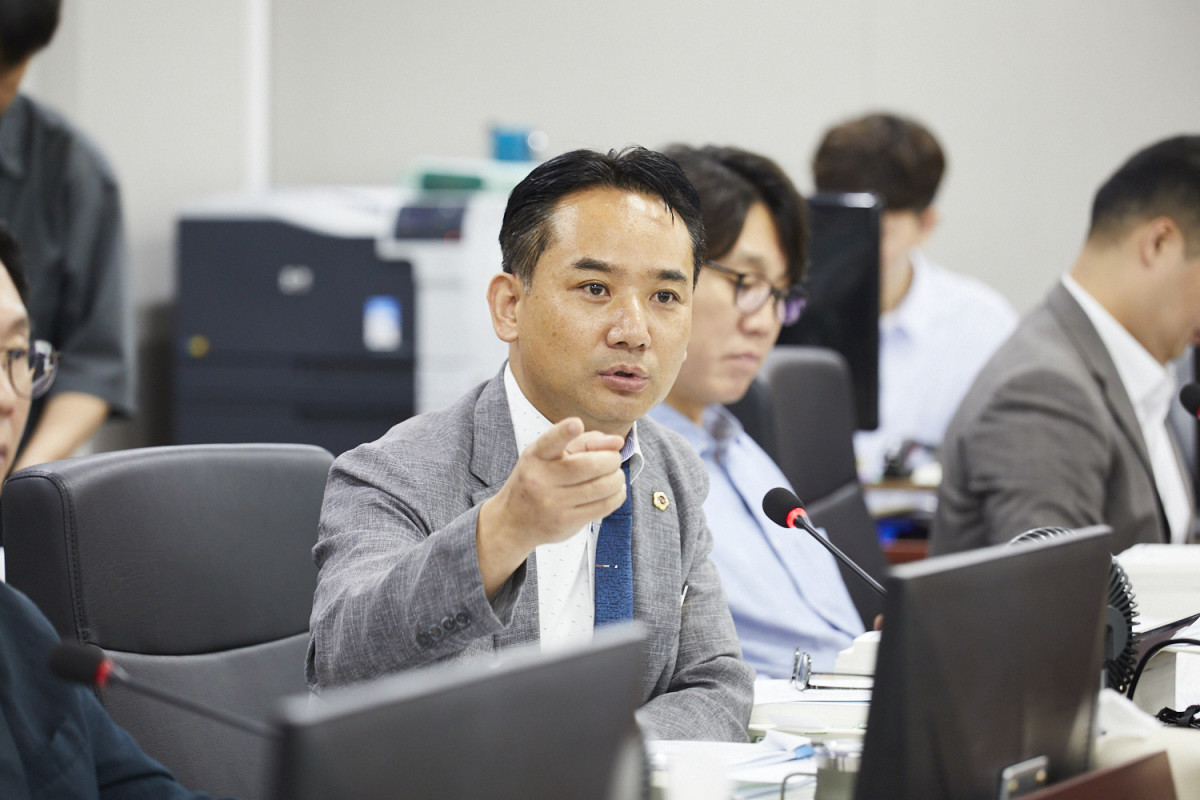 ▲송규근 경기도의원이 9일 경기도의회 경제노동위원회의 2026년도 제2회 추가경정예산안 심사에서 질의하고 있다. 송 의원은 경기도가 '경기 소상공인 더힘내GO 카드' 예산 30억원을 전액 삭감하고 신규 지원사업을 중단하기로 한 것과 관련해 사전 검토와 대응 과정을 문제 삼고, 경제실 소관 예산이 9% 감액된 점도 지적했다. (경기도의회)