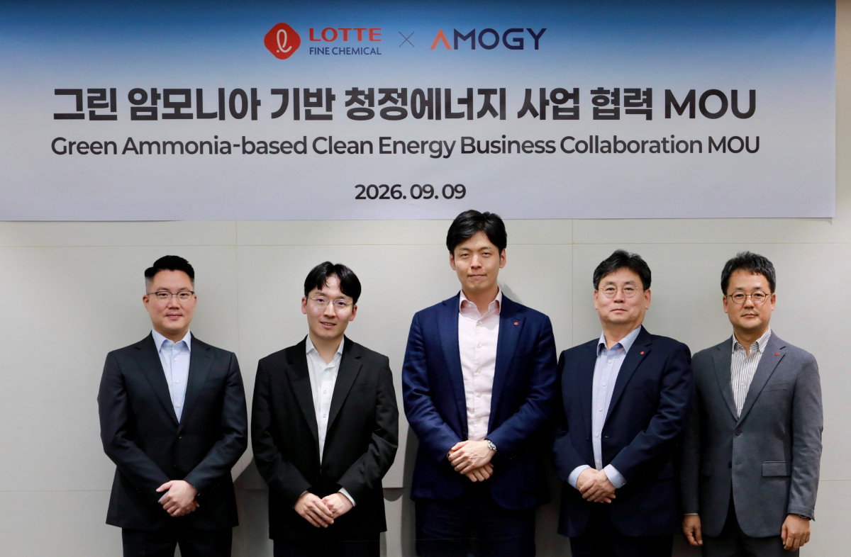 ▲롯데정밀화학 서울사업장에서 롯데정밀화학과 아모지(Amogy)가 MOU를 체결했다. (좌측부터 아모지 강석원 이사, 우성훈 대표, 롯데지주 신유열 미래성장실장, 롯데정밀화학 정승원 대표, 황석민 암모니아사업부문장) (사진제공=롯데정밀화학)