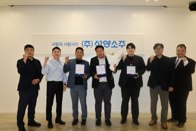 ▲소상공인시장진흥공단은 8일 ‘착한소주’ 프로젝트의 성공적 추진과 골목상권 활성화에 기여한 공로를 인정받아 선양소주로부터 공로상을수상했다. 사진 왼쪽 세 번째부터 소진공 유통지원팀 임상훈 팀장, 홍보팀 임준섭 팀장, 유통지원팀 문성연 대리 (사진제공=소상공인시장진흥공단)