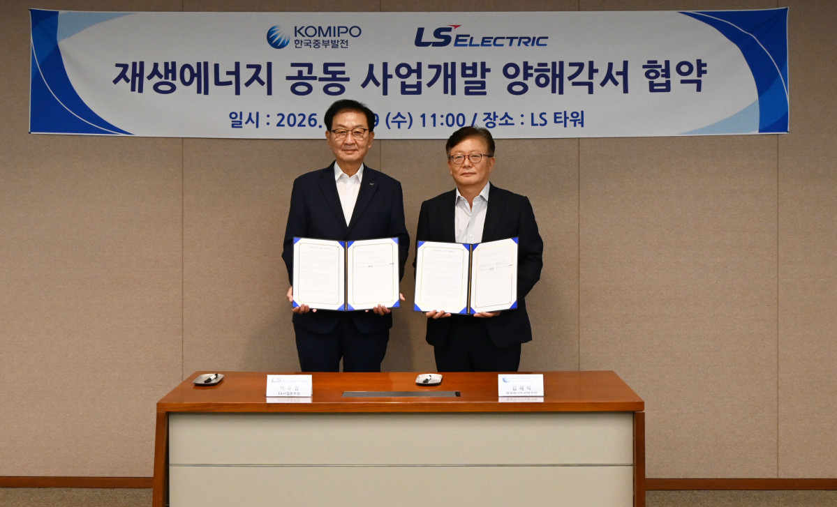 ▲LS일렉트릭이 9일 한국중부발전과 '국내 재생에너지 사업의 공동 발굴 및 개발, 사업경쟁력 강화를 위한 전략적 업무협약(MOU)'을 체결했다고 밝혔다. 사진은 (왼쪽부터) 박우범 LS일렉트릭 EA사업본부장(전무)과 김재식 중부발전 재생에너지사업처장이 MOU 체결 후 기념촬영을 하는 모습. (사진=LS일렉트릭)