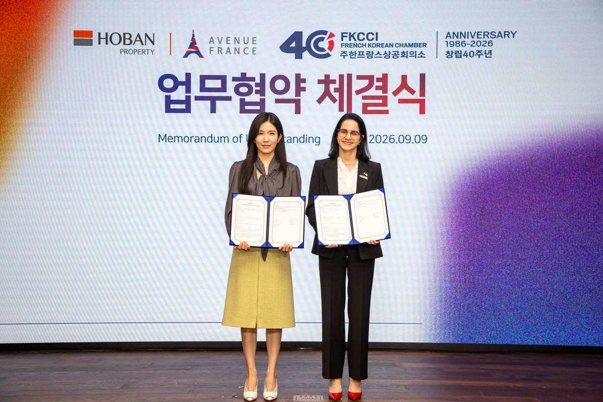 ▲김윤혜 호반프라퍼티 경영총괄사장(왼쪽)과 소냐 샤이예브 킴 주한프랑스상공회의소 대표가 지난 9일 서울 서초구 호반그룹 본사에서 업무협약을 체결한 뒤 기념촬영을 하고 있다. (사진제공=호반그룹)