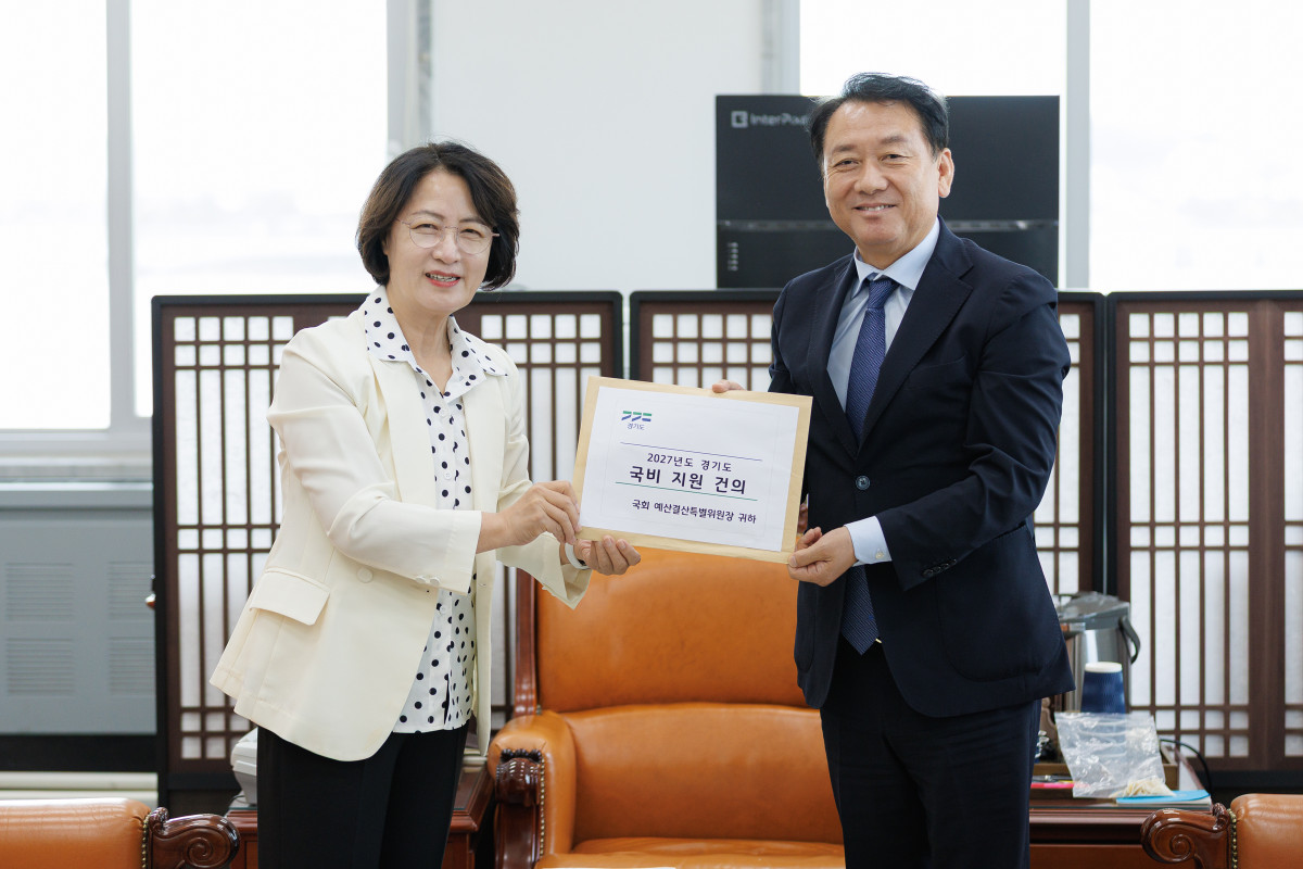 ▲추미애 경기도지사가 9일 국회에서 이광재 국회 예산결산특별위원장에게 '2027년도 경기도 국비 지원 건의' 자료를 전달하고 있다. 경기도는 지방노동감독관 170명의 인건비 205억원을 포함해 주요 사업 10건에 총 2446억원을 추가 반영·증액해 달라고 요청했다. (경기도)