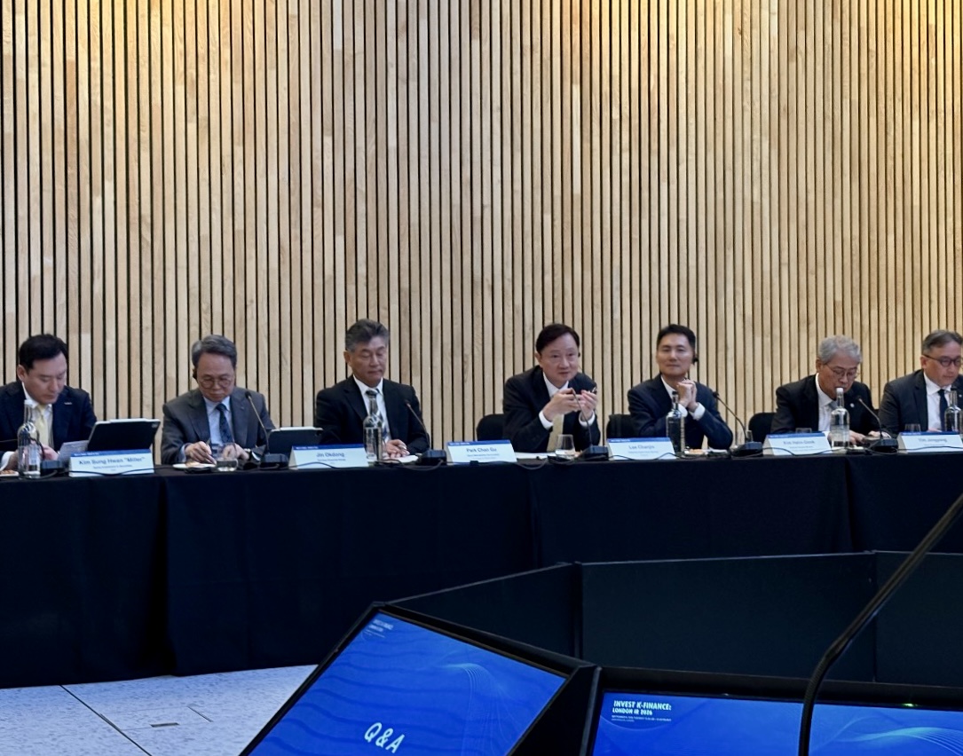 ▲이찬진 금융감독원장이 런던 소재 글로벌 금융회사의 고위급 임원을 대상으로 열린 투자설명회(IR)에서 발언하고 있다. 왼쪽부터 김성환 한국투자증권 대표, 진옥동 신한금융지주 회장, 박찬구 서울시 정무부시장, 이찬진 금감원장, 김한국 국민연금 전략부문장, 임종룡 우리금융지주 회장, 신재욱 NH투자증권 대표. (금감원)