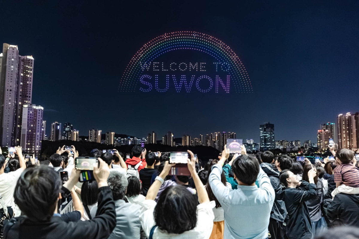 ▲9일 경기 수원시 광교호수공원에서 열린 ‘2026 수원 드론·불꽃 축제’에서 1000대의 드론이 밤하늘에 ‘WELCOME TO SUWON’ 문구를 그리고 있다. 수원시는 수원화성 축성 230주년을 맞아 수원의 역사와 현재, 미래를 드론과 불꽃으로 표현했다. (이재준 수원시장 페이스북 캡처)