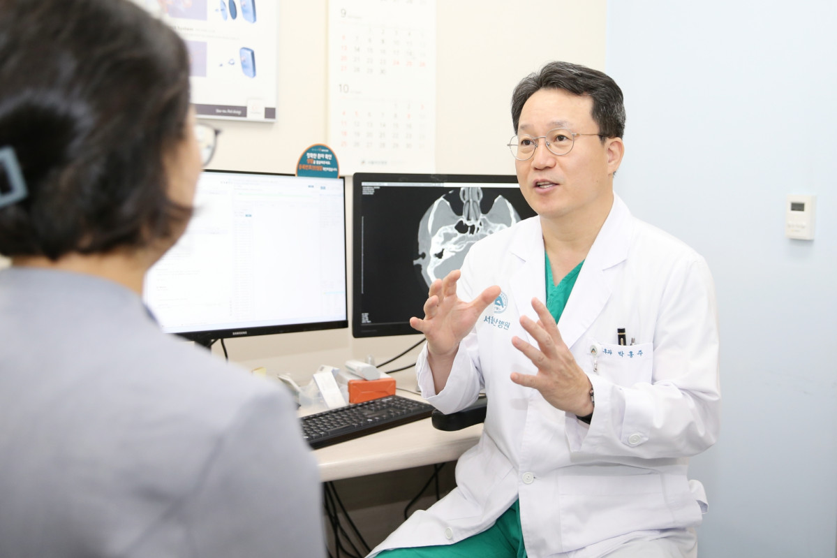 ▲박홍주 서울아산병원 이비인후과 교수가 난청 환자를 진료하고 있다. (사진제공=서울아산병원)