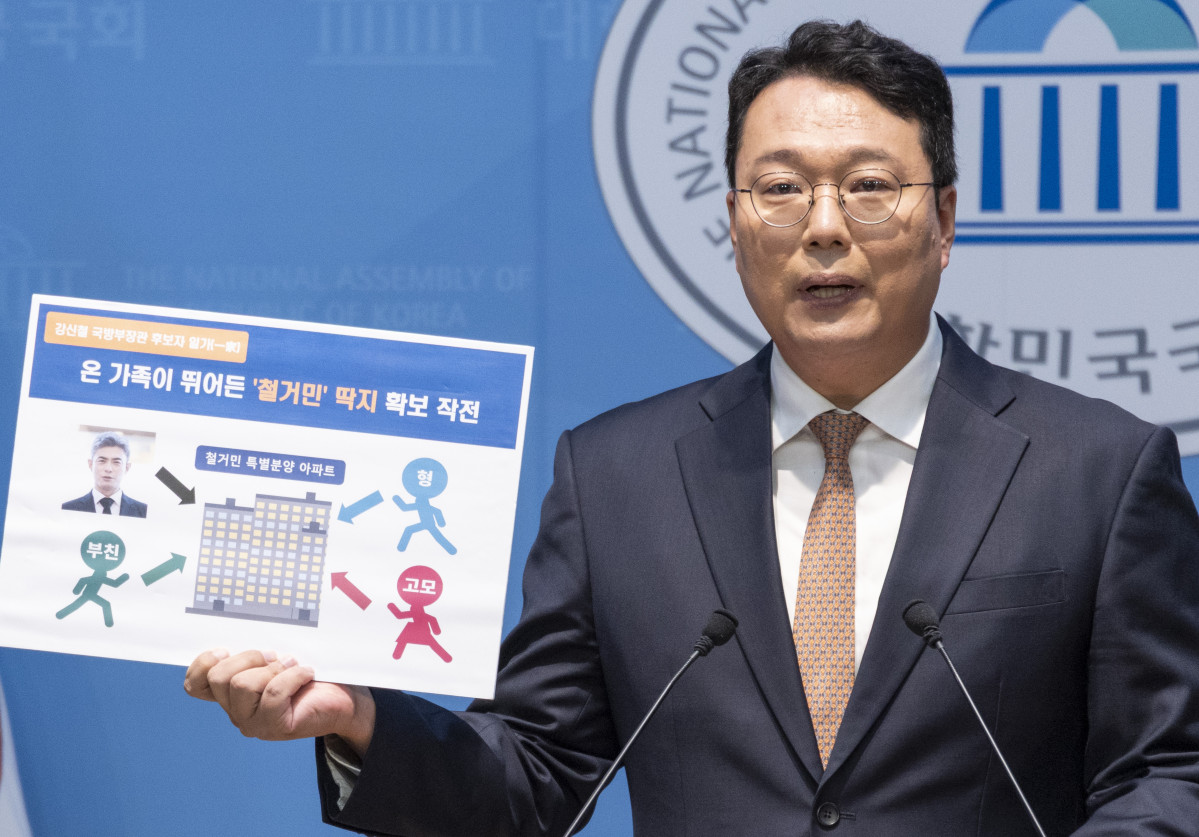 ▲개혁신당 천하람 대표 권한대행이 10일 국회 소통관에서 강신철 국방부 장관 후보자 가족 부동산 투자 의혹 관련 기자회견을 하고 있다. (연합뉴스)