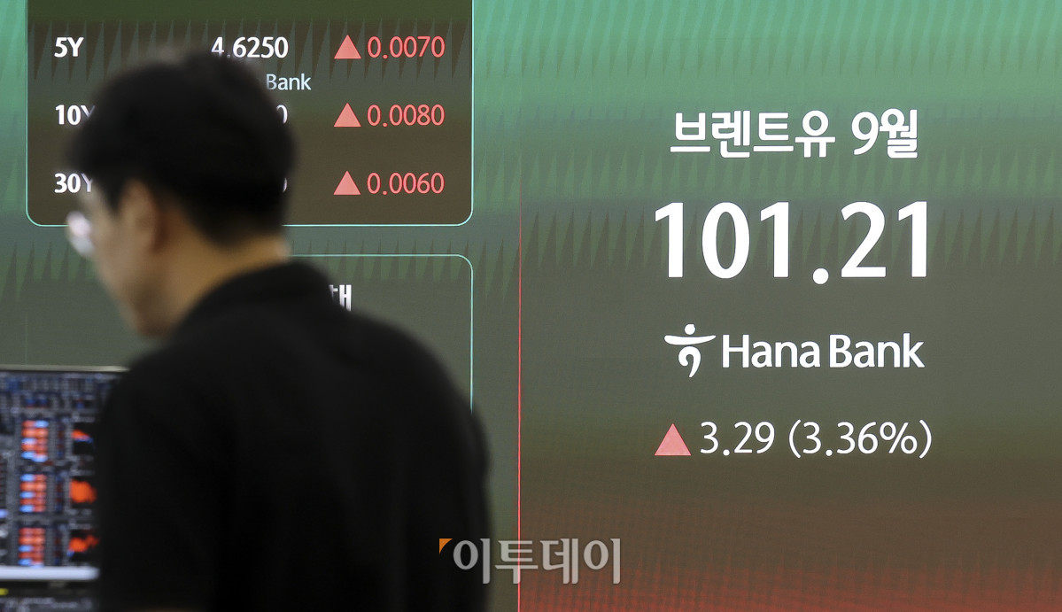 ▲미국과 이란의 무력 충돌이 격화되며 국제유가가 상승하고있는 가운데 10일 서울 중구 하나은행 딜링룸에 브렌트유 가격이 101.21 달러를 나타내고 있다. 이날 런던 ICE선물거래소에서 11월 인도분 브렌트유는 전장보다 3.29달러(3.36%) 오른 배럴당 101.21달러에 거래를 마쳤다. 이는 약 4개월만에 최고치 수준이다. 고성준 기자 joonko1@