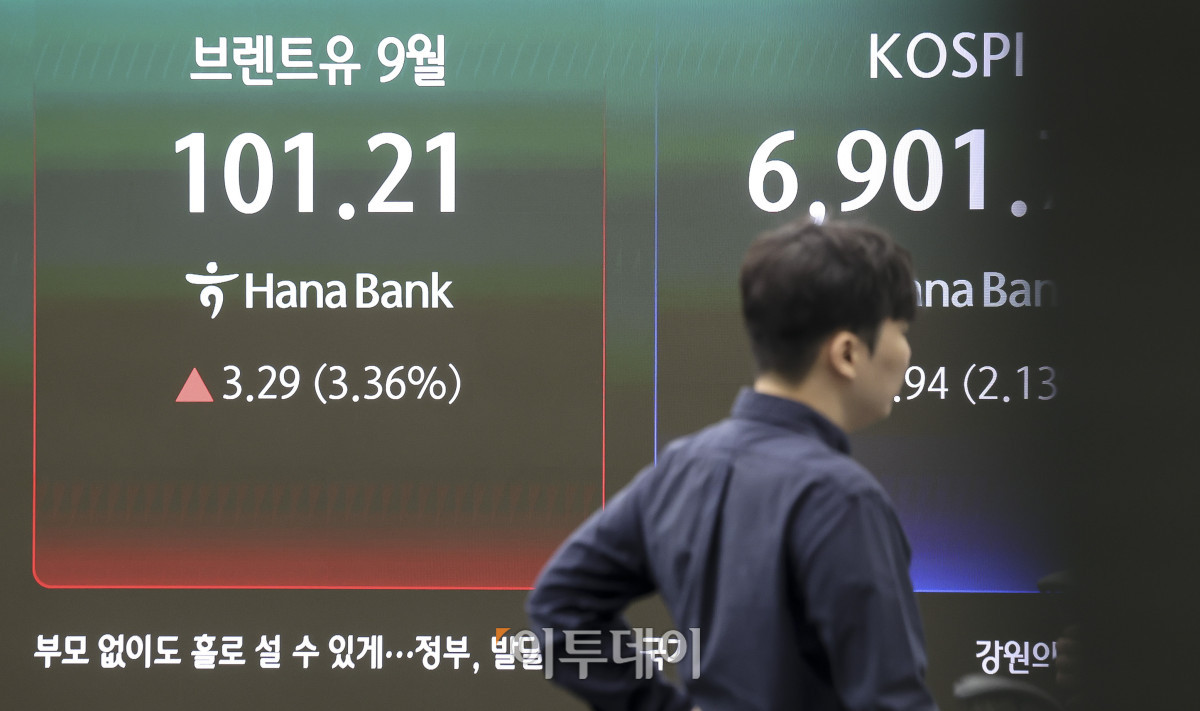 ▲미국과 이란의 무력 충돌이 격화되며 국제유가가 상승하고있는 가운데 10일 서울 중구 하나은행 딜링룸에 브렌트유 가격이 101.21 달러를 나타내고 있다. 이날 런던 ICE선물거래소에서 11월 인도분 브렌트유는 전장보다 3.29달러(3.36%) 오른 배럴당 101.21달러에 거래를 마쳤다. 이는 약 4개월만에 최고치 수준이다. 고성준 기자 joonko1@