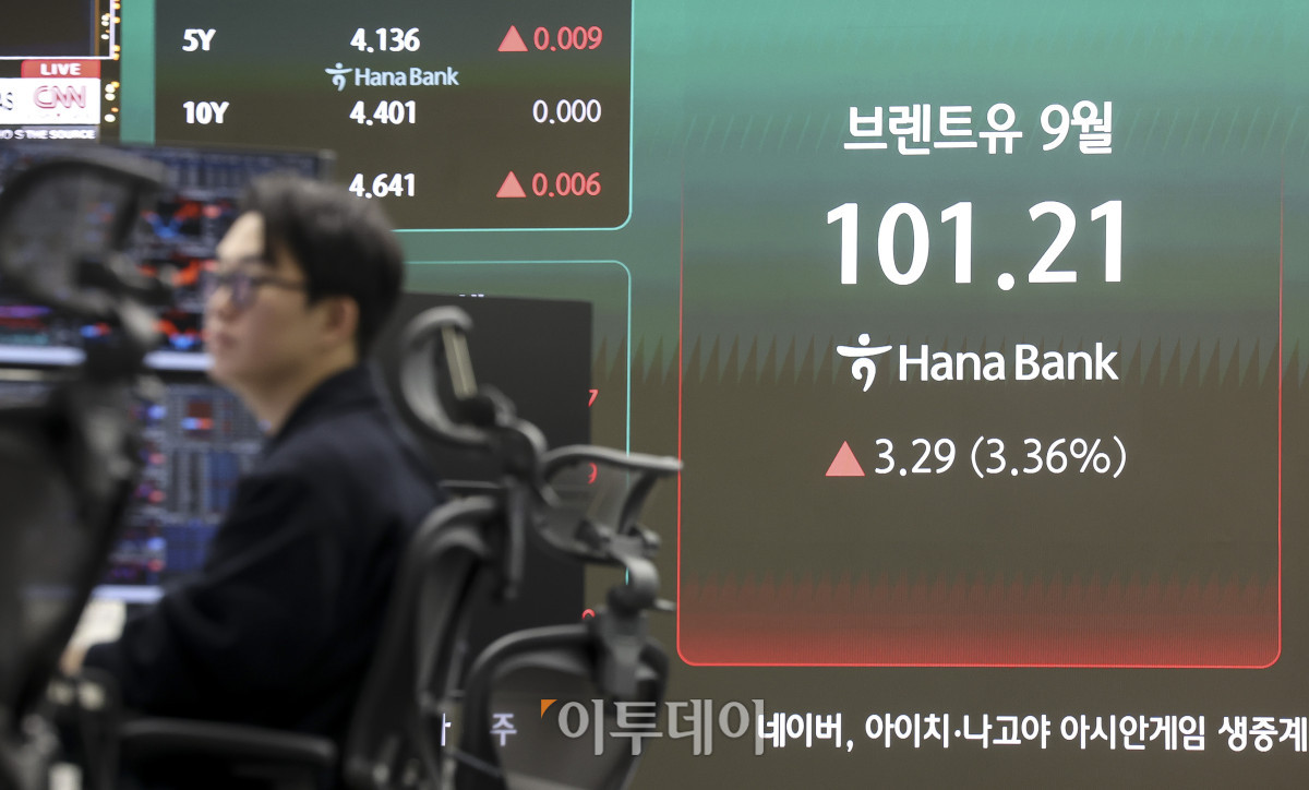 ▲미국과 이란의 무력 충돌이 격화되며 국제유가가 상승하고있는 가운데 10일 서울 중구 하나은행 딜링룸에 브렌트유 가격이 101.21 달러를 나타내고 있다. 이날 런던 ICE선물거래소에서 11월 인도분 브렌트유는 전장보다 3.29달러(3.36%) 오른 배럴당 101.21달러에 거래를 마쳤다. 이는 약 4개월만에 최고치 수준이다. 고성준 기자 joonko1@