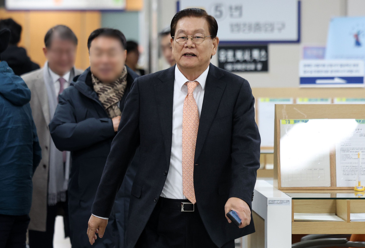 ▲이상운 효성 부회장이 지난해 12월 4일 서울 서초구 서울고등법원에서 열린 효성家 1200억 조세포탈 혐의 등 파기환송심 선고기일에 출석하고 있다. (뉴시스)