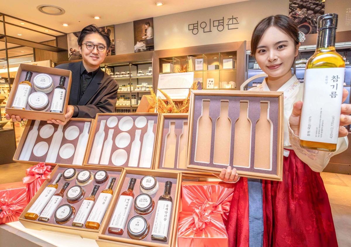 ▲10일 오전, 서울 강남구에 위치한 현대백화점 무역센터점 지하 1층 명인명촌 매장에서 직원들이 '명인명촌 DIY 선물세트'를 소개하고 있다. (사진제공=현대백화점)