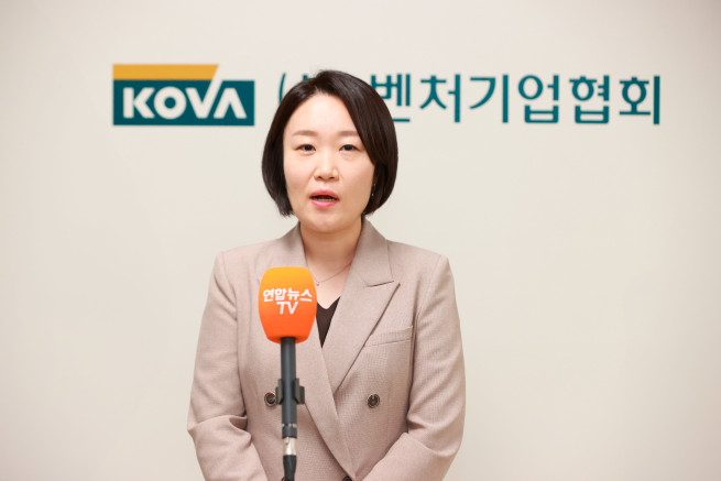 ▲이소영 중소벤처기업부 장관 후보자가 10일 서울특별시 영등포구 벤처기업협회를 찾아 차담회를 마친 뒤 취재진과 질의응답하고 있다. (사진제공=중소벤처기업부)