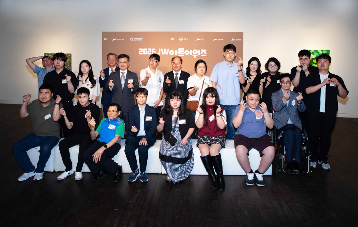 ▲‘2026 JW아트어워즈’ 시상식에서 수상 작가들이 기념촬영을 하고 있다. (사진제공=JW중외제약)