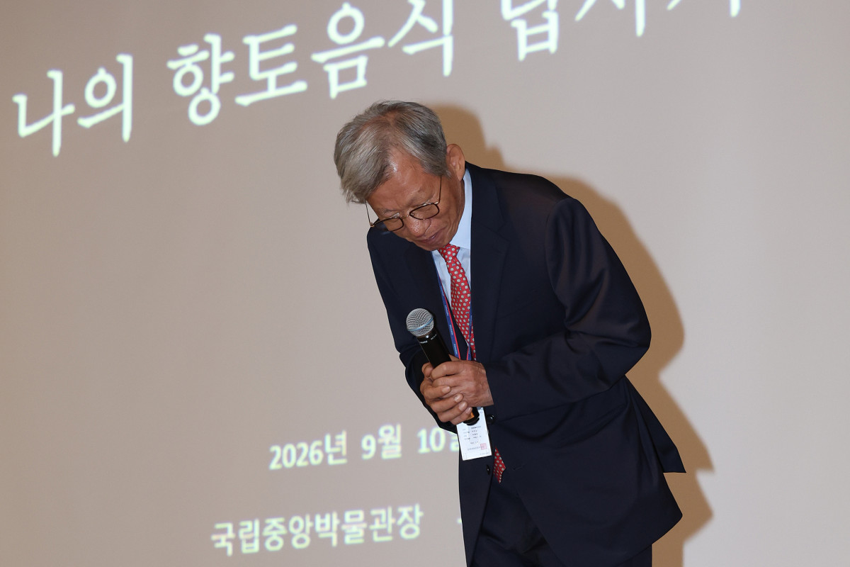 ▲유홍준 국립중앙박물관장이 10일 서울 용산구 국립중앙박물관 대강당에서 열린 특별전 '우리들의 밥상' 연계 특별강연회 '맛 대 맛'에 앞서 박원근의 유묵 전시 관련 사과를 하고 있다. (연합뉴스)