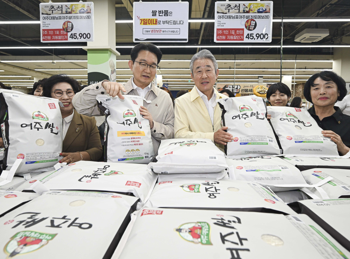 ▲김종구 농림축산식품부 차관과 강호동 농협중앙회장 등이 10일 서울 서초구 하나로마트 양재점에서 추석 성수품을 점검하고 있다. 농협은 추석을 앞두고 이날부터 ‘추석맞이 할인대전’ 열어 정부와 함께 농축산물 할인에 877억원을 투입, 24일까지 전국 농협하나로마트와 온라인 쇼핑몰 NH싱씽몰에서 추석맞이 할인행사를 진행한다. 신태현 기자 holjjak@