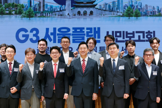 ▲오세훈(가운데) 서울시장과 김병민(왼쪽 세 번째) G3기획위 공동위원장이 10일 시청 다목적홀에서 열린 'G3서울플랜 발표회' 에서 기념촬영하고 있다. (사진제공=서울시)