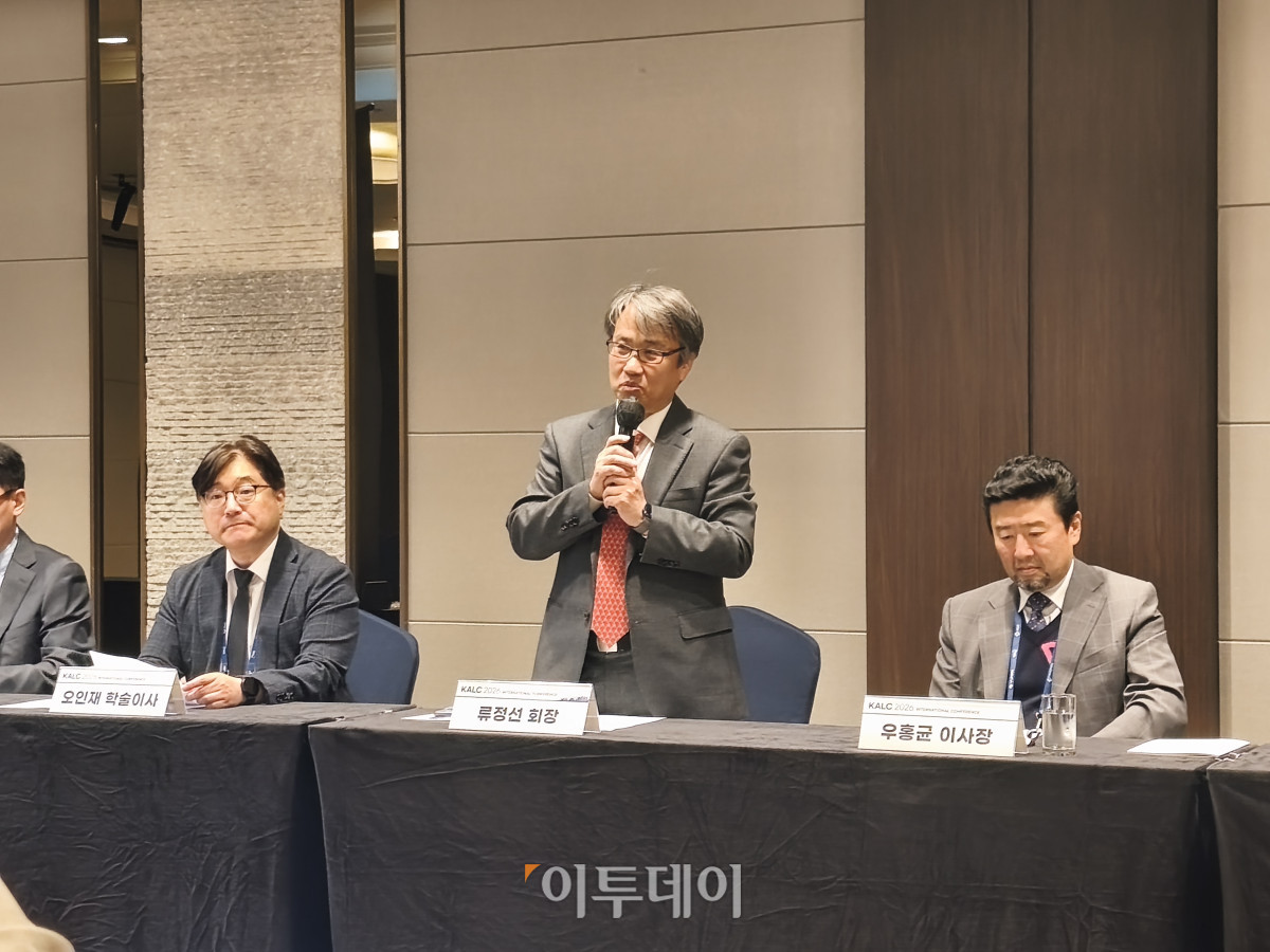 ▲류정선 대한폐암학회 회장이 서울 송파구 롯데호텔월드에서 열린 ‘2026 대한폐암학회 국제학술대회(KALC IC 2026)’에서 발언하고 있다. (노상우 기자 nswreal@)
