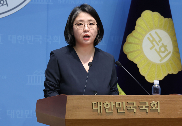 ▲용혜인 성평등가족부 장관 후보자가 10일 국회 소통관에서 입장 발표 기자회견을 하고 있다. (연합뉴스)