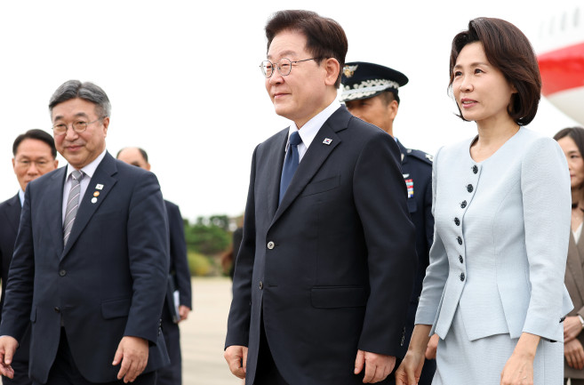 ▲프랑스 국빈 방문 일정을 마치고 귀국한 이재명 대통령과 김혜경 여사가 10일 성남 서울공항에서 이동하고 있다. (연합뉴스)