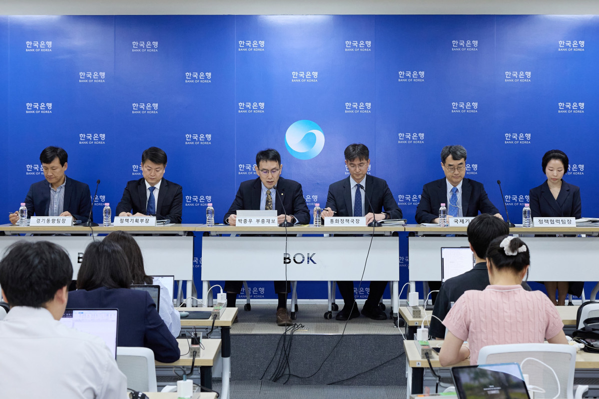 ▲10일 오전 서울 중구 한국은행에서 열린 통화신용정책보고서(2026년 9월) 설명회사진 왼쪽부터 곽법준 조사국 경기동향팀장, 안성근 통화정책국 정책기획부장, 박종우 부총재보, 최창호 통화정책국장, 유재현 국제국 국제기획부장, 배문선 통화정책국 정책협력팀장 (사진제공=한국은행)