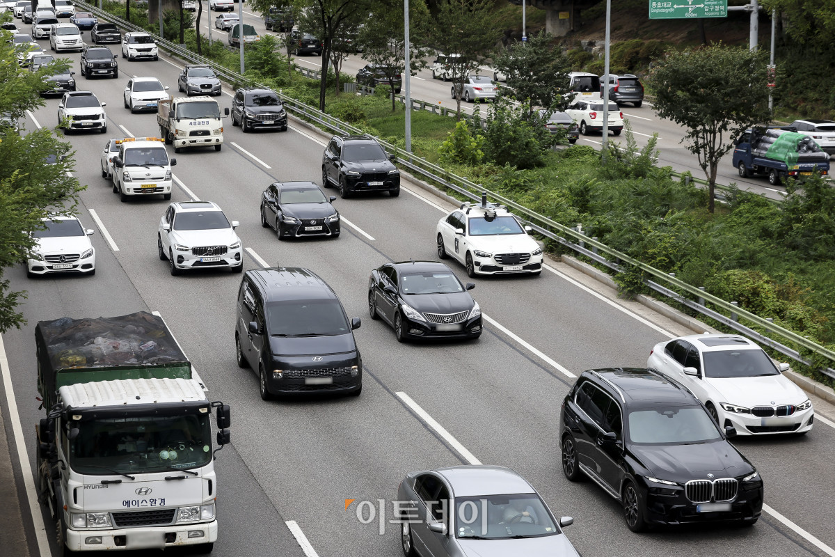 ▲미국과 이란의 무력 충돌이 격화되며 국제유가가 상승하고있는 가운데 10일 서울 올림픽대로에 차량들이 지나고 있다. 한편 트럼프 대통령은 9일(현지시간) 이란 전쟁이 미국 중간선거 직후 끝날 것이라며 종전과 함께 유가도 급락할 것이라고 밝혔다. 그는 중간선거가 끝나면 휘발유 가격은 갤런당 2달러 아래로 떨어질 것이라고 전망했다. 고성준 기자 joonko1@