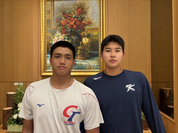 ▲한국 18세 이하(U-18) 야구 대표팀 하현승(오른쪽)과 대만 U-18 야구 대표팀 류런유. (뉴시스)