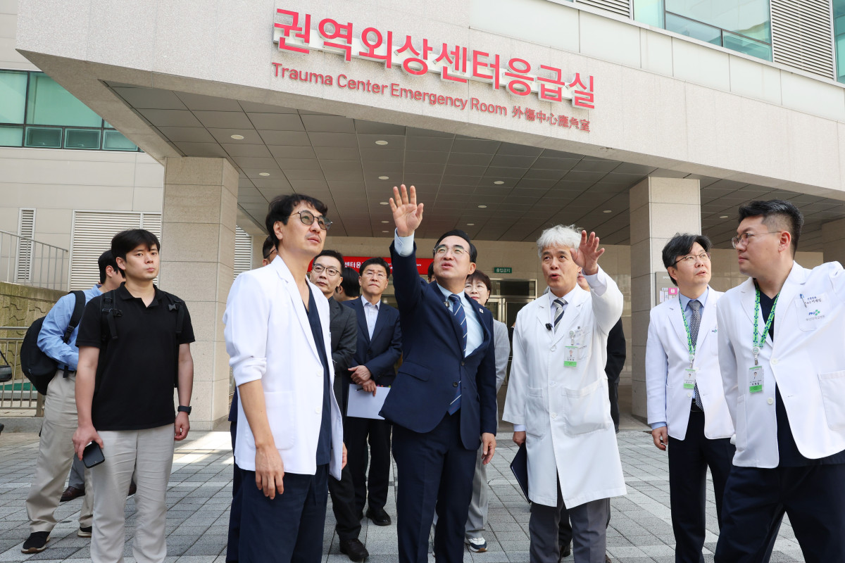 ▲박홍근 기획예산처 장관이 9월 10일 오후 부산 서구 부산대병원을 방문해 권역외상센터 운영 현황을 확인하고 있다. (기획예산처)