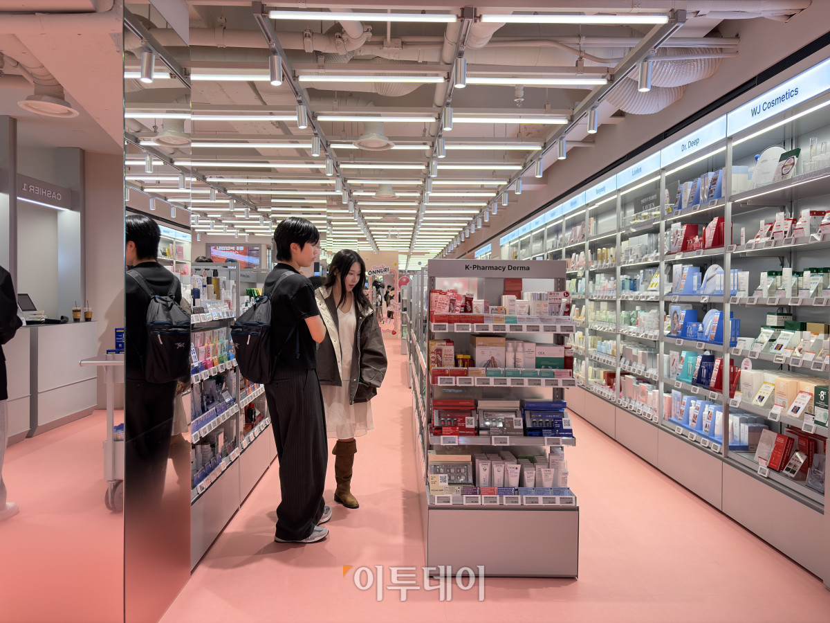▲지하 1층 전체에 176㎡(약 53평) 규모로 들어선 ‘뷰티온누리약국’ 전경. (황민주 기자 minchu@)