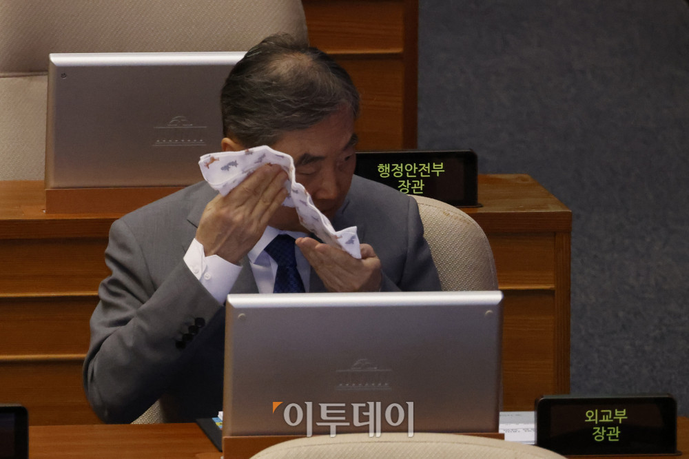 ▲조현 외교부 장관이 10일 서울 여의도 국회 본회의에서 열린 외교·통일·안보 분야 대정부질문에서 땀을 닦고 있다. 고이란 기자 photoeran@