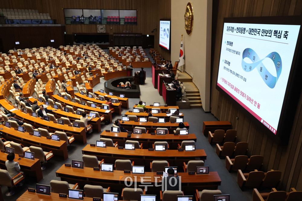 ▲한성숙 국무총리가 10일 서울 여의도 국회 본회의에서 열린 외교·통일·안보 분야 대정부질문에서 의원 질의에 답하고 있다. 고이란 기자 photoeran@