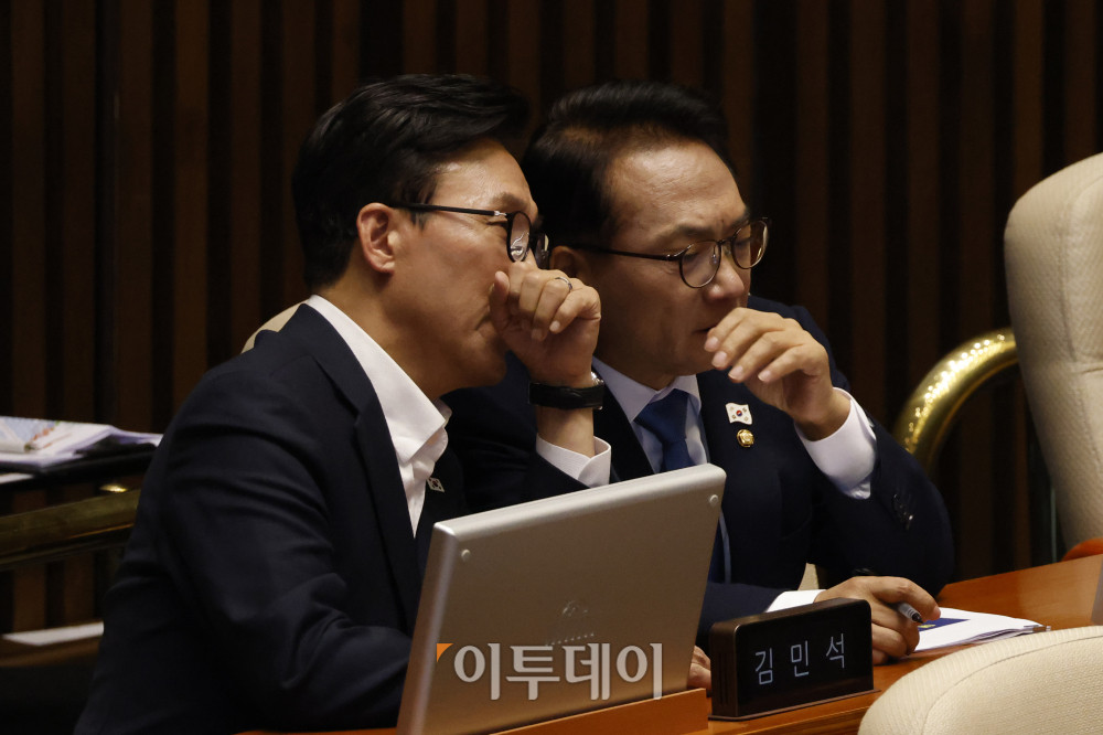 ▲김민석(왼쪽) 더불어민주당 대표와 박선원 의원이 10일 서울 여의도 국회 본회의에서 열린 외교·통일·안보 분야 대정부질문에서 대화하고 있다. 고이란 기자 photoeran@