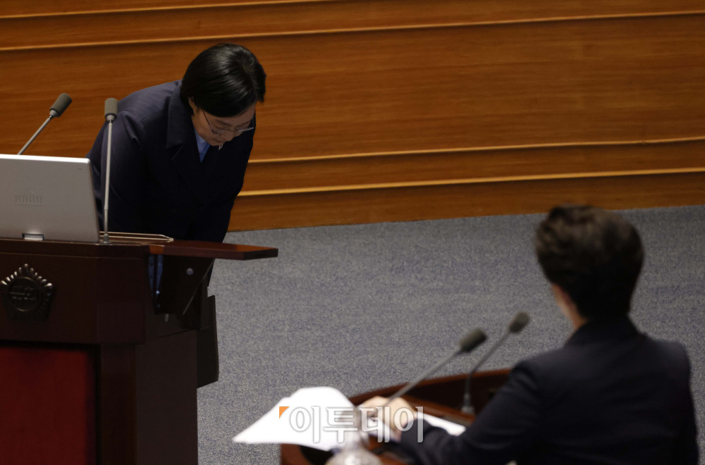 ▲한성숙 국무총리가 10일 서울 여의도 국회 본회의에서 열린 외교·통일·안보 분야 대정부질문에서 고개숙여 인사하고 있다. 고이란 기자 photoeran@