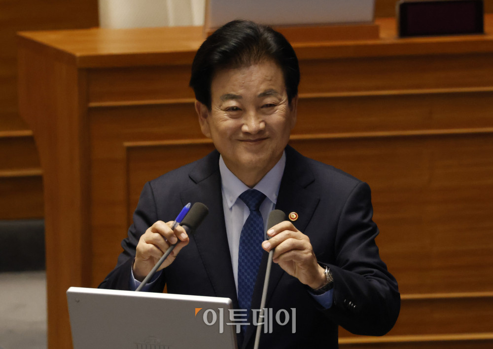 ▲정동영 통일부 장관이 10일 서울 여의도 국회 본회의에서 열린 외교·통일·안보 분야 대정부질문에서 의원 질의에 답하고 있다. 고이란 기자 photoeran@