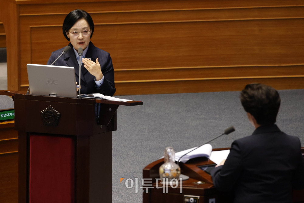 ▲한성숙 국무총리가 10일 서울 여의도 국회 본회의에서 열린 외교·통일·안보 분야 대정부질문에서 의원 질의에 답하고 있다. 고이란 기자 photoeran@