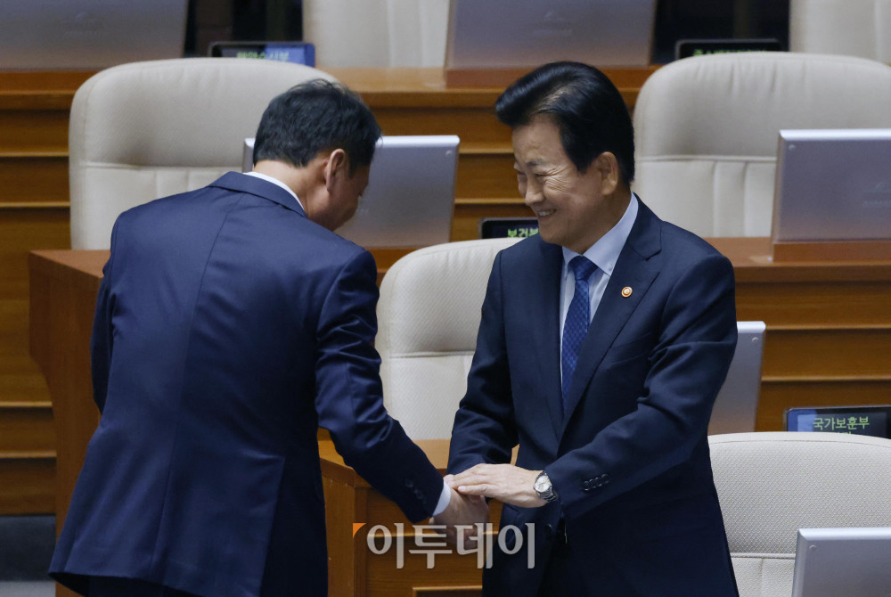 ▲정동영(오른쪽) 통일부 장관이 10일 서울 여의도 국회 본회의에서 열린 외교·통일·안보 분야 대정부질문에서 이광재 더불어민주당 의원과 인사하고 있다. 고이란 기자 photoeran@