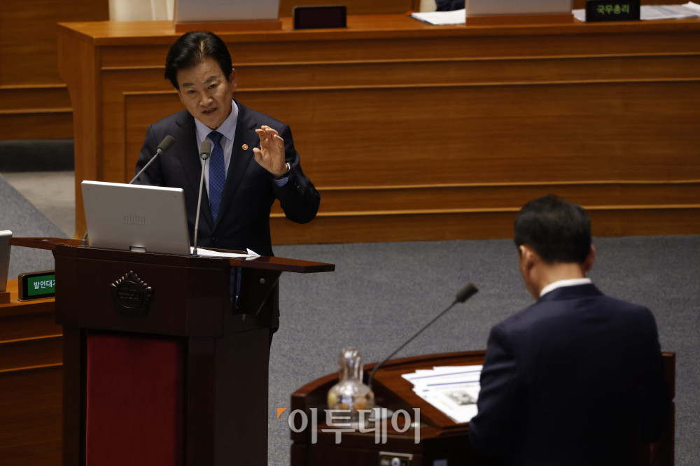 ▲정동영 통일부 장관이 10일 서울 여의도 국회 본회의에서 열린 외교·통일·안보 분야 대정부질문에서 의원 질의에 답하고 있다. 고이란 기자 photoeran@