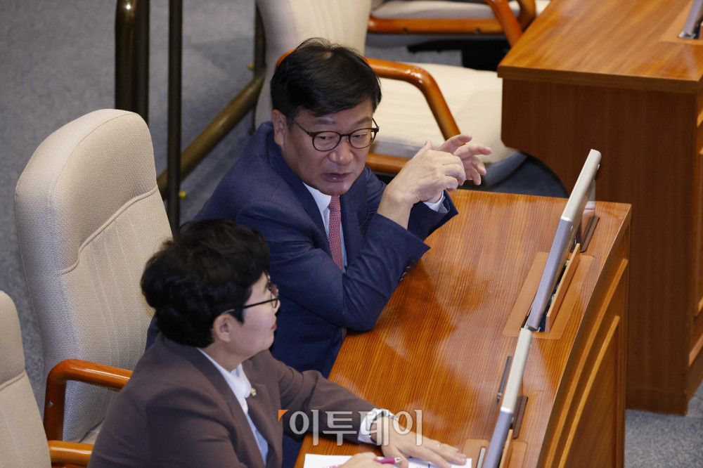 ▲정점식(오른쪽) 국민의힘 원내대표와 임이자 정책위의장이 10일 서울 여의도 국회 본회의에서 열린 외교·통일·안보 분야 대정부질문에서 대화하고 있다. 고이란 기자 photoeran@