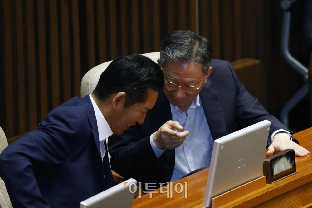 ▲정청래(왼쪽) 더불어민주당 의원과 정성호 의원이 10일 서울 여의도 국회 본회의에서 열린 외교·통일·안보 분야 대정부질문에서 대화하고 있다. 고이란 기자 photoeran@