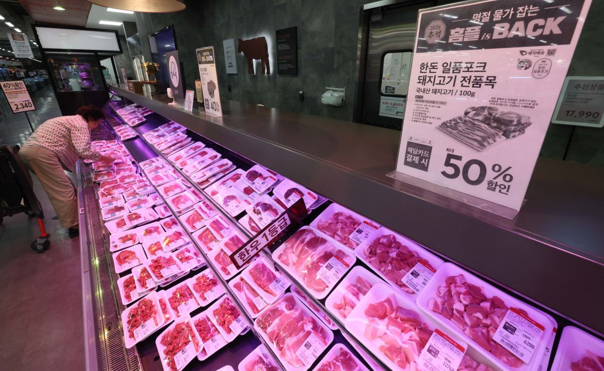 ▲홈플러스가 추석을 앞두고 한우와 한돈을 비롯한 주요 먹거리를 할인하는 ‘홈플 이즈 백’ 행사를 진행한다. 10일 서울 강서구 홈플러스 강서점에서 시민들이 장을 보고 있다. 홈플러스는 이날부터 16일까지 한우 전 품목을 최대 40% 할인 판매한다. 13일까지는 ‘한돈 일품포크’ 돼지고기 전 품목을 대상으로 행사 카드 결제 시 최대 50% 할인 혜택을 제공한다. 미국산 계란 30구는 3000원대 중반 가격에 판매해 장바구니 부담을 낮춘다. 신태현 기자 holjjak@