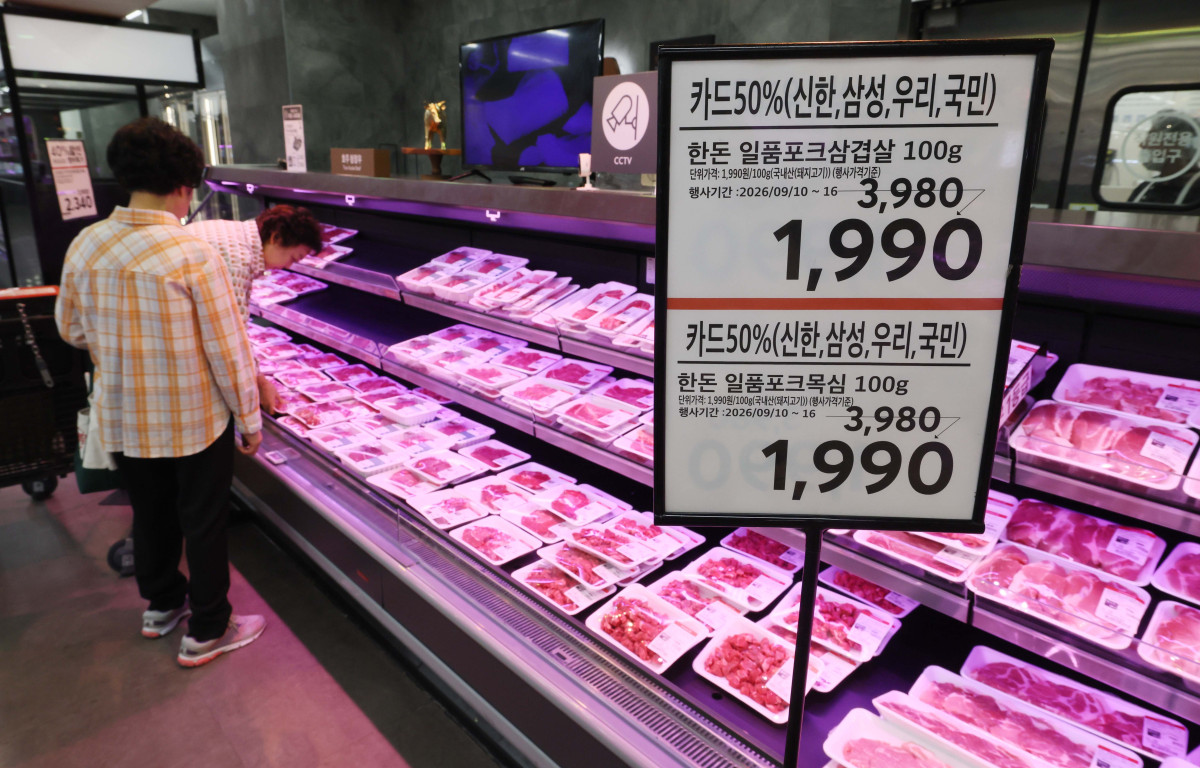 ▲홈플러스가 추석을 앞두고 한우와 한돈을 비롯한 주요 먹거리를 할인하는 ‘홈플 이즈 백’ 행사를 진행한다. 10일 서울 강서구 홈플러스 강서점에서 시민들이 장을 보고 있다. 홈플러스는 이날부터 16일까지 한우 전 품목을 최대 40% 할인 판매한다. 13일까지는 ‘한돈 일품포크’ 돼지고기 전 품목을 대상으로 행사 카드 결제 시 최대 50% 할인 혜택을 제공한다. 미국산 계란 30구는 3000원대 중반 가격에 판매해 장바구니 부담을 낮춘다. 신태현 기자 holjjak@
