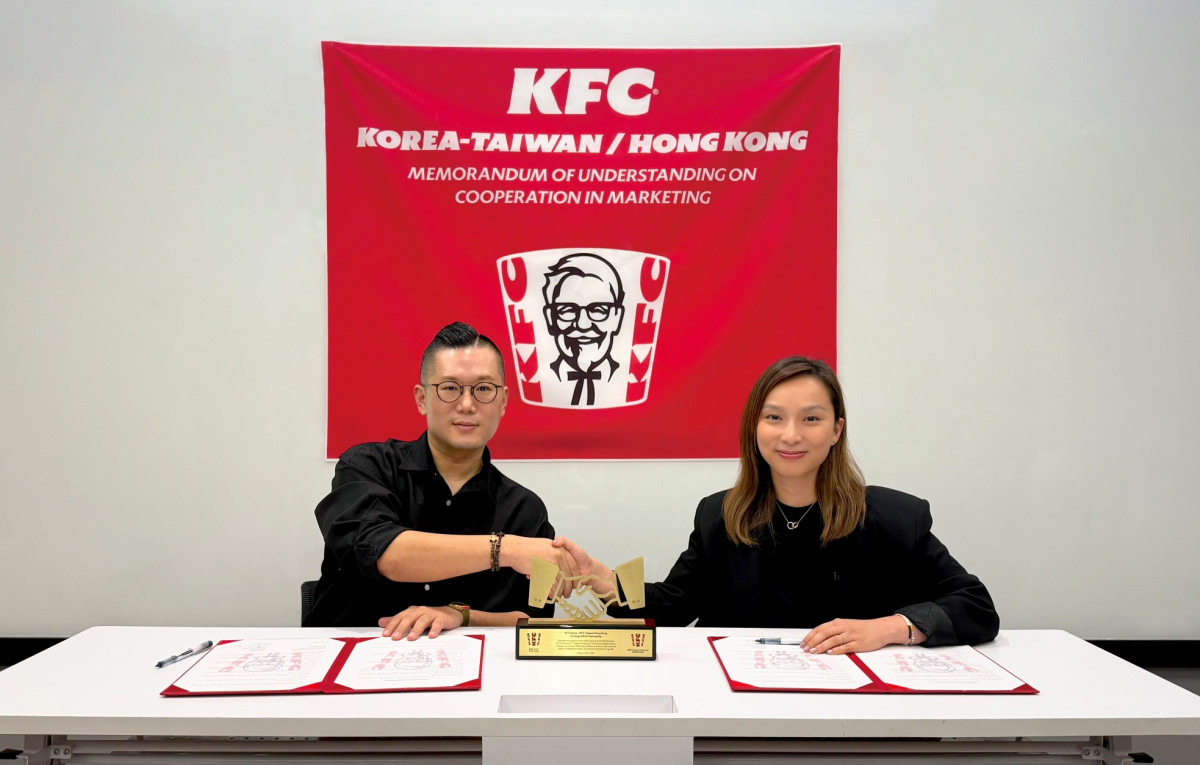 ▲KFC 코리아 신호상 대표(좌측)와 KFC 대만·홍콩 카렌 첸 대표이사(우측)가 MOU 체결 후 기념 촬영을 하고 있다. (사진제공=KFC)