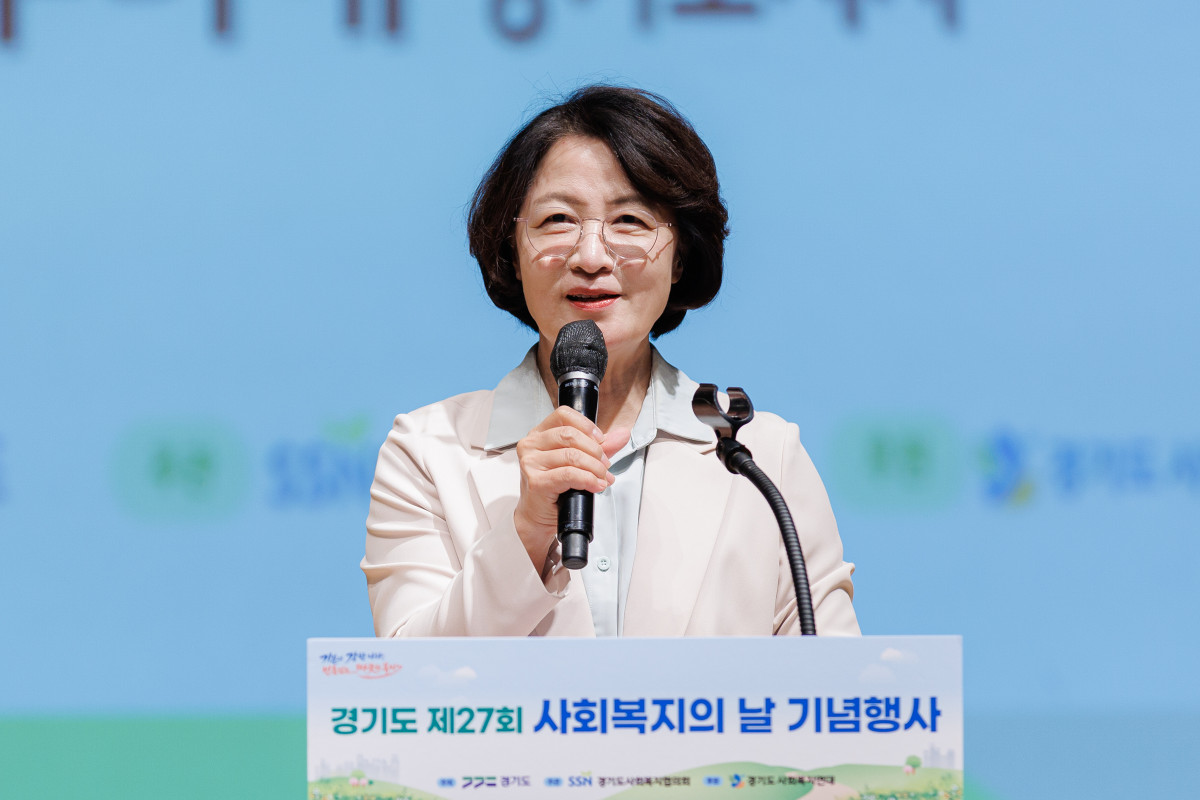 ▲추미애 경기도지사가 10일 경기도경제과학진흥원 경기홀에서 열린 ‘제27회 사회복지의 날’ 기념식에서 사회복지 종사자들에게 감사의 뜻을 전하고 있다. (경기도)