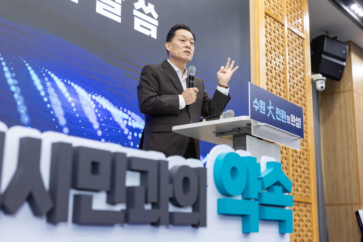 ▲이재준 수원특례시장이 10일 ‘민선 9기 수원대전환 추진단’ 최종보고회에서 시정운영 방향을 설명하고 있다. 수원시는 이날 공약과 정책 제안 445건을 검토해 60개 정책과제와 140개 세부과제로 구성된 ‘민선 9기 시정운영 4개년 계획’을 확정했다. (이재준 수원시장 페이스북 캡처)