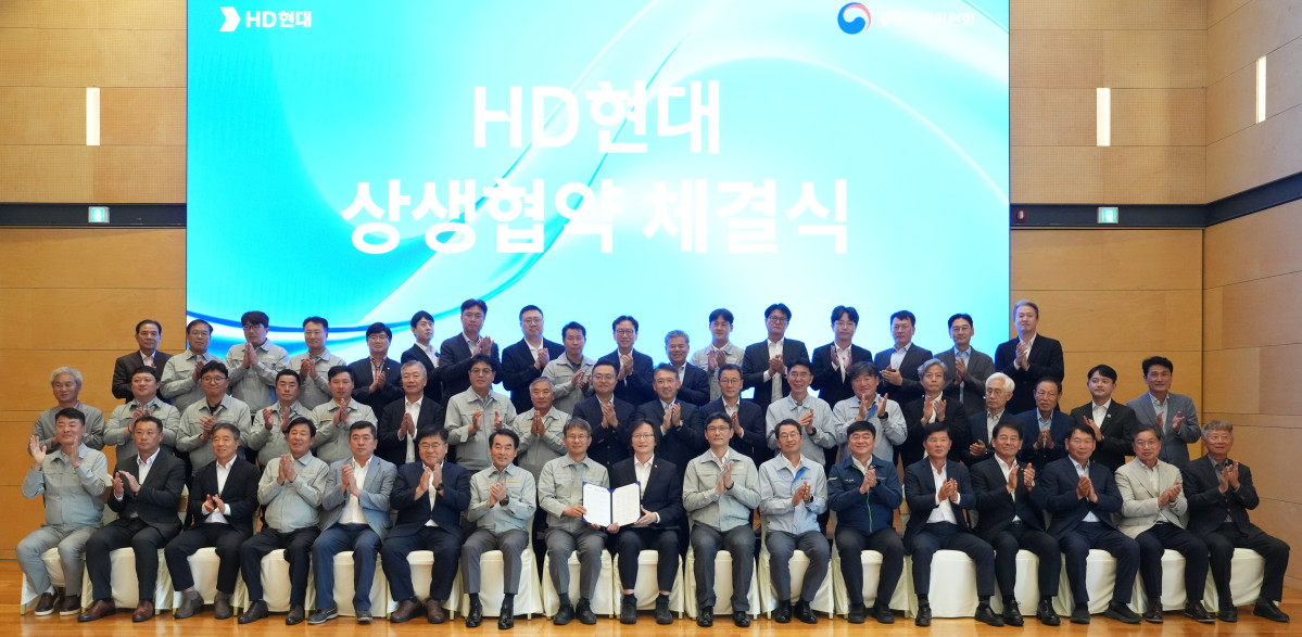 ▲주병기 공정거래위원장이 10일 울산 HD현대중공업 영빈관에서 HD현대 5개 계열사 및 협력사 관계자 등이 참석한 가운데 ‘HD현대–1·2·3차 협력사 상생협약 체결식’을 열고 기념 촬영을 하고 있다. (사진제공=공정거래위원회)